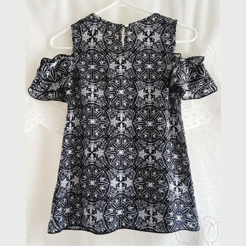 Cute Ruffled Cold-Shoulder Top - Picture 2 of 5